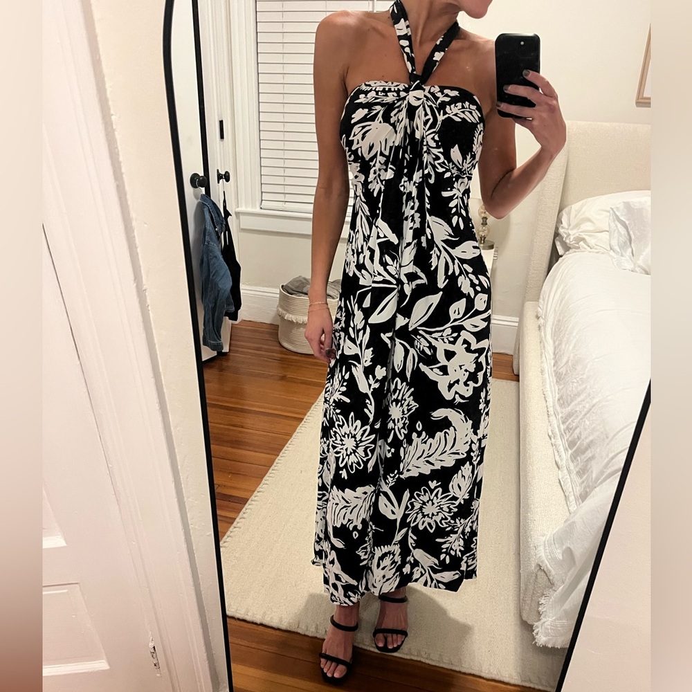 NWT black and white standout dress. Never worn. Can wear it two different ways!